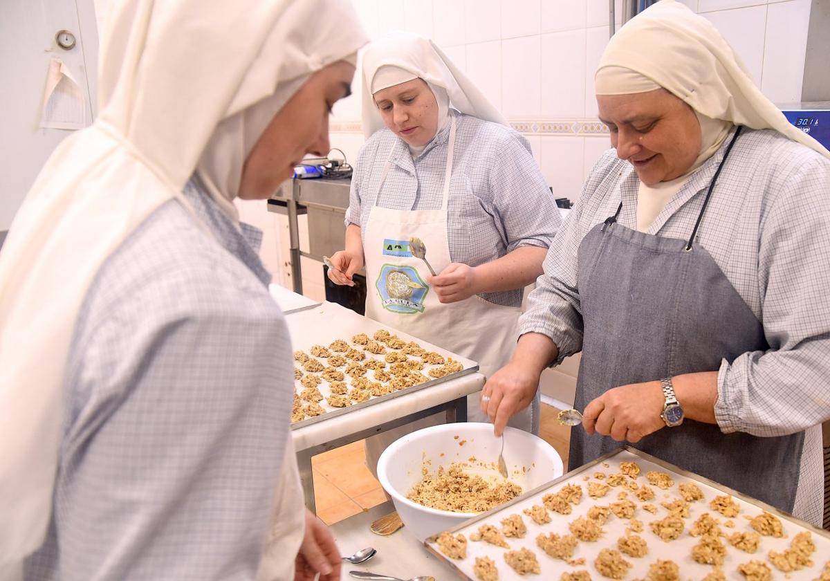 Tres monjas de Belorado trabajan en el obrador del convento.