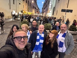 Alberto Cruz, a la izquierda y sacando la foto, disfruta de la previa del partido en el meeting point de Roma