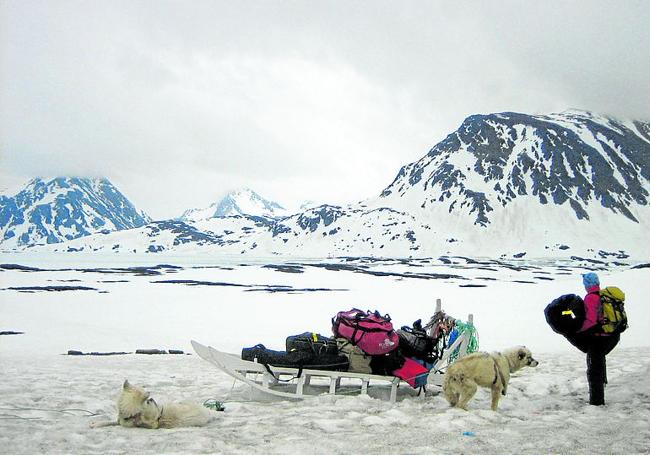 Josu Iztueta con su equipaje y las montañas de Kulusuk de fondo.