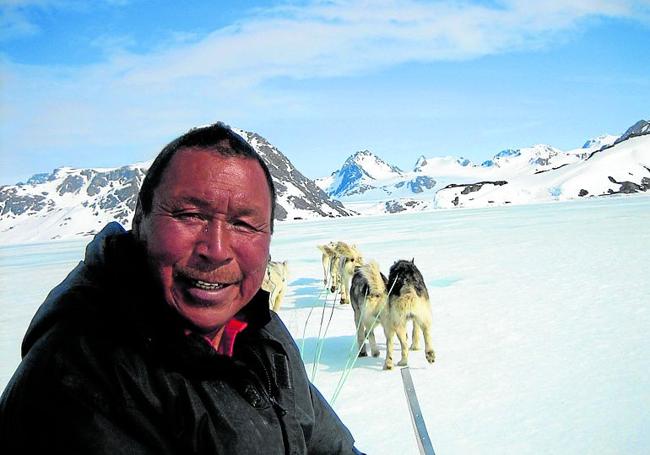 Un cazador de focas inuit conduciendo su trineo.