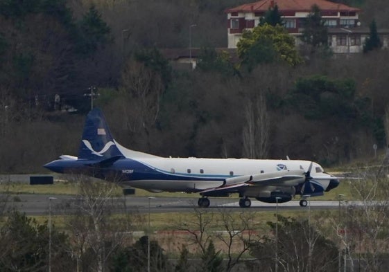 El avión cazahuracanes, despega de Loiu