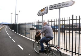 Un ciclista estrena el nuevo bidegorri inaugurado este viernes