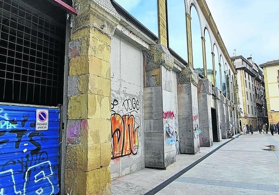 Fachada de la plaza de la Bretxa donde se trasladarán las baserritarras.