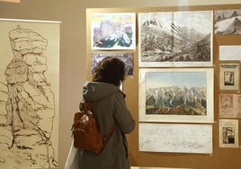 Una visitante contempla los croquis de uno de los paneles de la exposición.