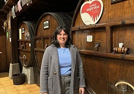 Eider Bengoetxea ante una de las kupelas de la sidrería de Irun.