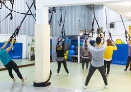 Varias personas asisten a una clase de Body Hiit ofrecida por el Patronato Municipal de Deportes.