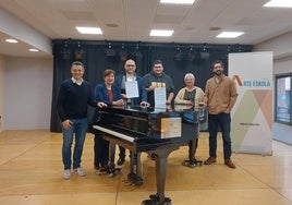 Representantes de ambas instituciones junto a la alcaldesa Aizpea Otaegi, en la sede de Herri Arte Eskola.