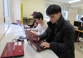 Alumnos del ciclo de FP de Microinformática con los ordenadores portátiles Toshiba.