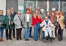 Representantes de asociaciones de mayores con la directora y la delegada de Bienestar Social, Mila Holgado y Sandra Caballero, respectivamente.