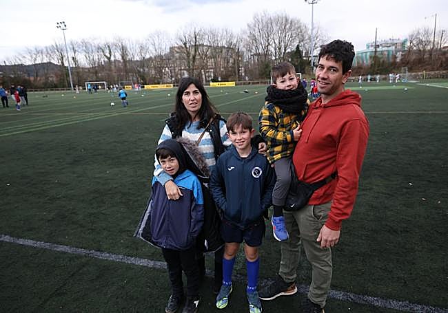 Josu y Mirari con sus hijos Lizar, Urritz y Elorri.