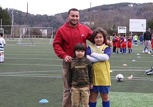 Cristian Campos junto a sus hijos.