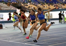 Elene Arrazola, en primer plano, se impone a Ane Aguirregomezcorta en la final de los 60 metros.