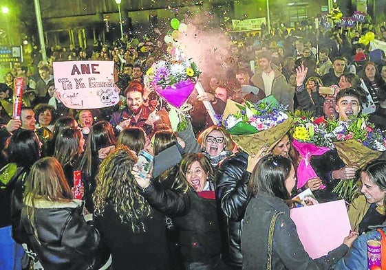 Familiares y amigos felicitan a los que se examinaron ayer en Leioa.