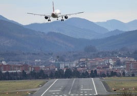 Un avión durante la maniobra de aproximación a pista del aeropuerto de Bilbao este viernes.