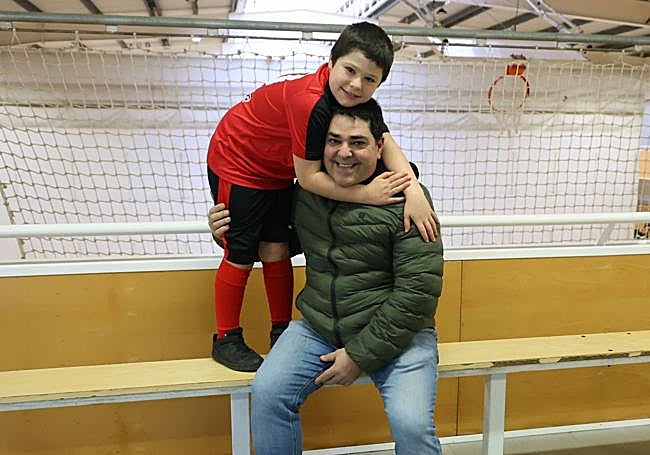 Gorka Vaca y su hijo Aimar, antes del partido.
