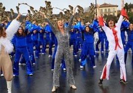 Pilar Peña Dantza Eskola eligió las canciones y vestuario de ABBA en el desfile del año pasado.