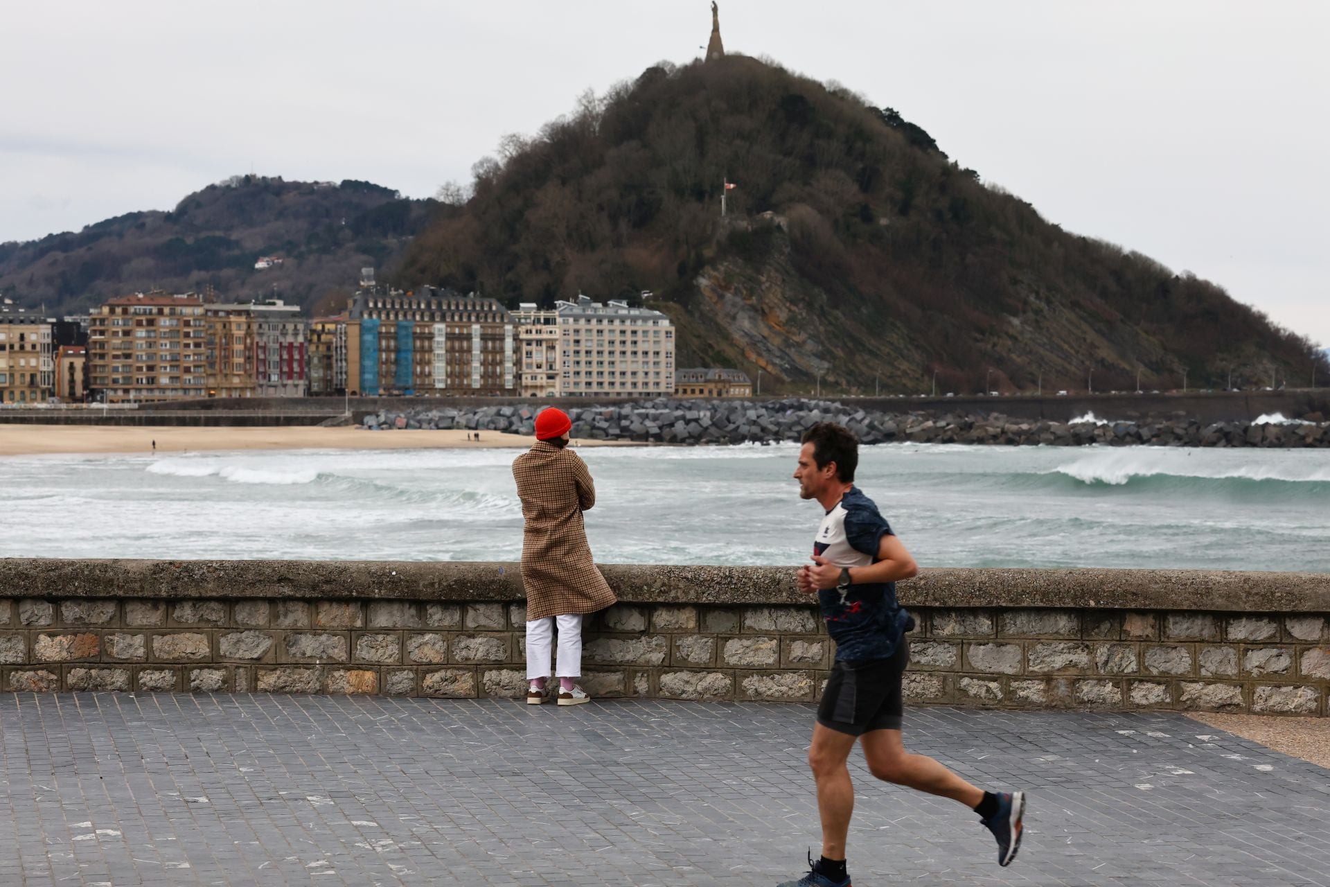 Viento y cielos nubosos para despedir la semana en San Sebastián