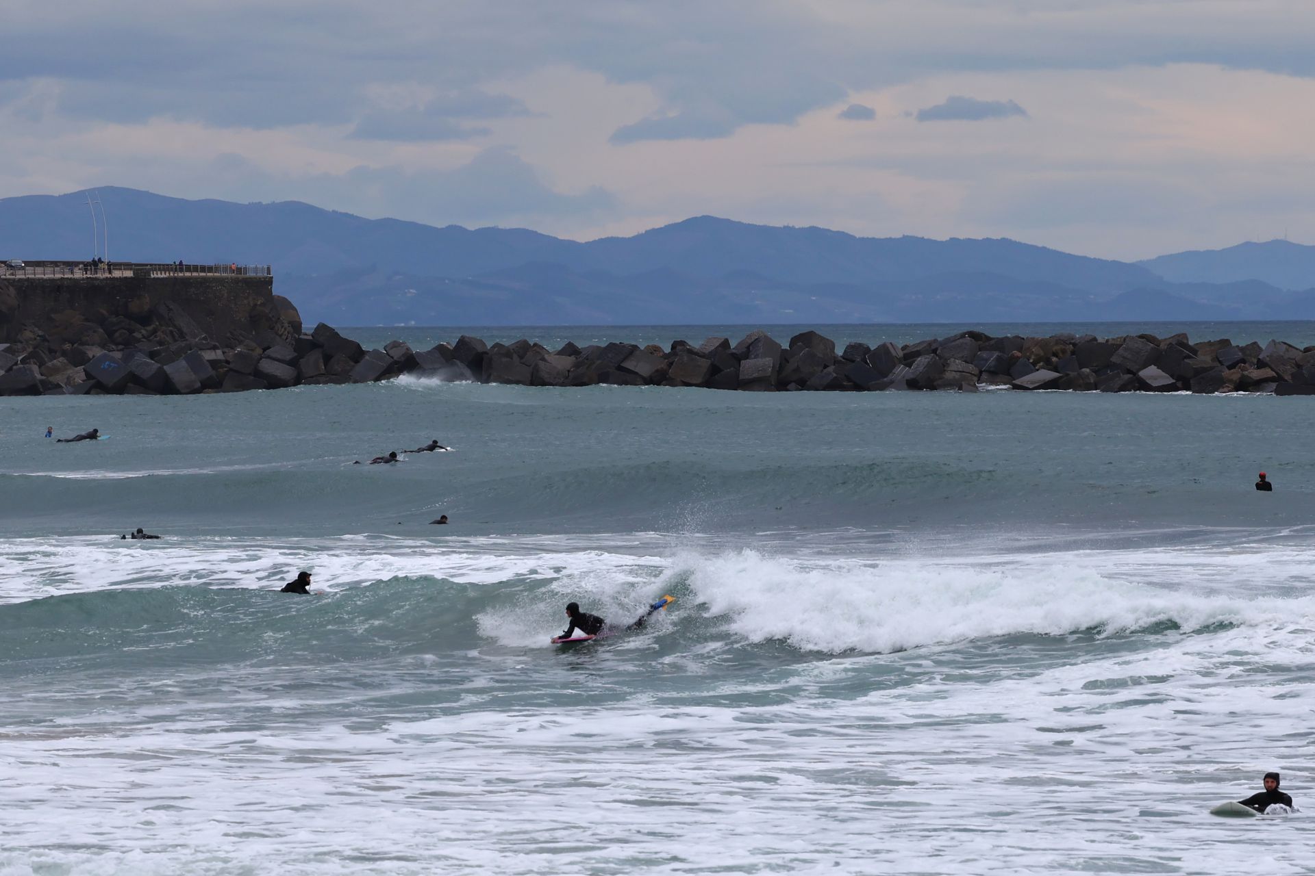 Viento y cielos nubosos para despedir la semana en San Sebastián