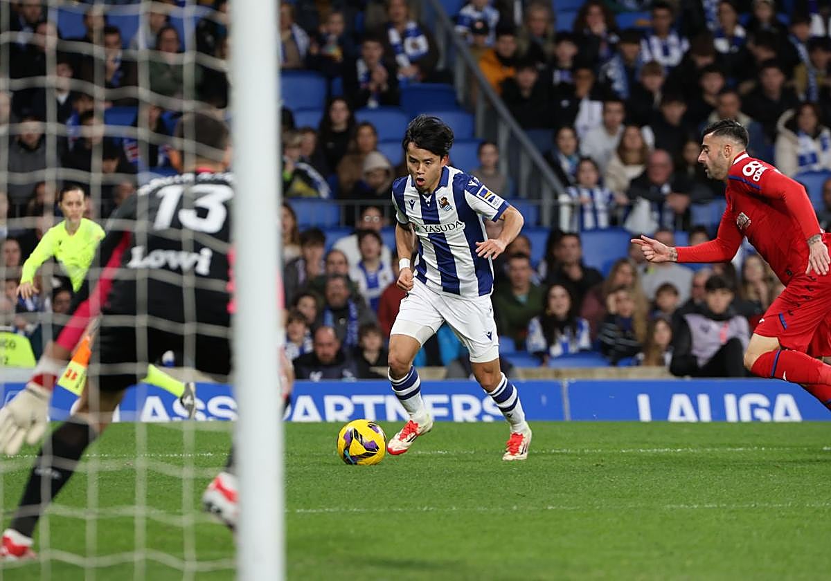 Kubo se dispone a disparar a puerta ante la presencia de Rico.