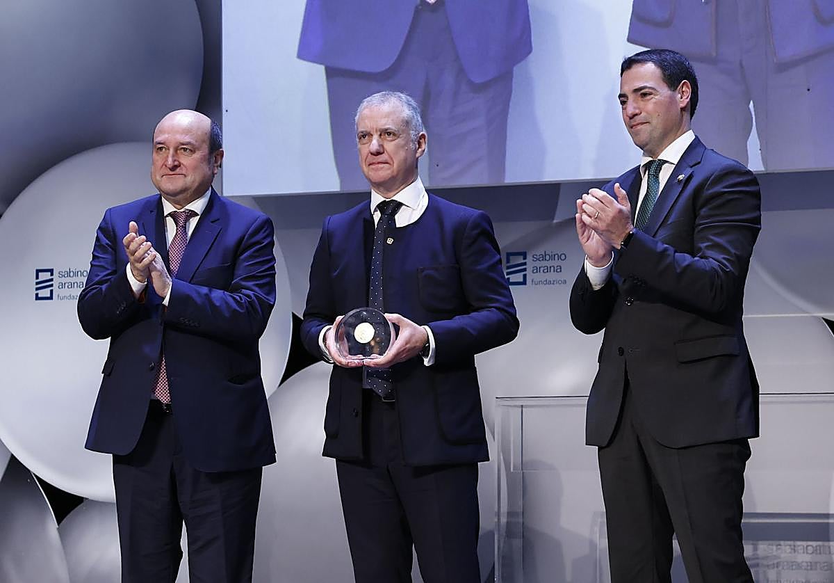 El exlehendakari Iñigo Urkullu junto a Andoni Ortuzar e Imanol Pradales tras recibir este domingo el Premio Sabino Arana en Bilbao.