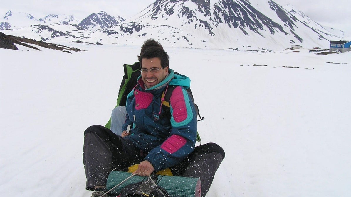 Ander Izagirre desplazándose en el medio de transporte por excelencia del aeropuerto de Kulusuk, al este de Groenlandia, al centro del pueblo en su viaje en el año 2008.