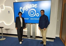 Mariaje Idoeta, concejala de Acción Social del Ayuntamiento de Donostia, y Raúl Giraldés, coordinador de Gaztedi Donostia, este lunes en rueda de prensa.