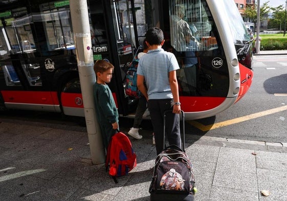 Menores se suben a un autobús urbano de Irun.