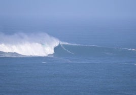 Un surfista aprovecha para disfrutar de la ola de Belharra.