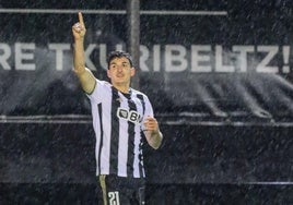 Víctor San Bartolomé celebra una de los dos goles que le marcó el sábado a la Gimnástica Segoviana.