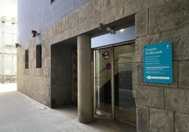 Imagen del exterior de la oficina renovada en el pasadizo del edificio administrativo.