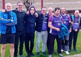 Algunos de los jugadores del equipo Ointxapeldunak con directivos del club local de baloncesto.