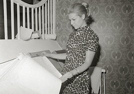 Papeles pintados en el Salón de la Elegancia.