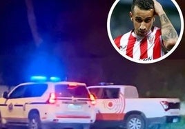 Agentes de la Ertzaintza, anoche en el acceso a la vivienda del jugador del Athletic, en la localidad vizcaína de Mungia.