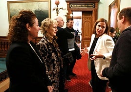 La alcaldesa, Cristina Laborda, conversa con el portavoz jeltzale Gorka Álvarez y con las concejales Maite Cortina e Irene Kastezubi a la salida de un Pleno.