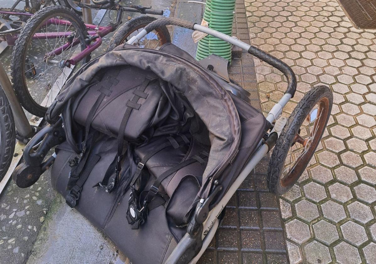 Denuncia Lourdes Alonso: «Desde hace más de un año, este remolque de bicicletas para niños está candado, y abandonado, en el aparcabicis de la calle Soraluze de la Parte Vieja, al lado de la Ikastola Orixe. Pienso que igual ya es hora de retirarla por los servicios de limpieza del Ayuntamiento».