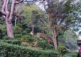 Dos operarios desbrozando de vegetación la zona del cementerio.