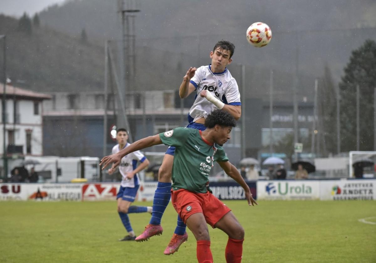 Aner Gomez, en una jugada en el partido contra el Alavés C.