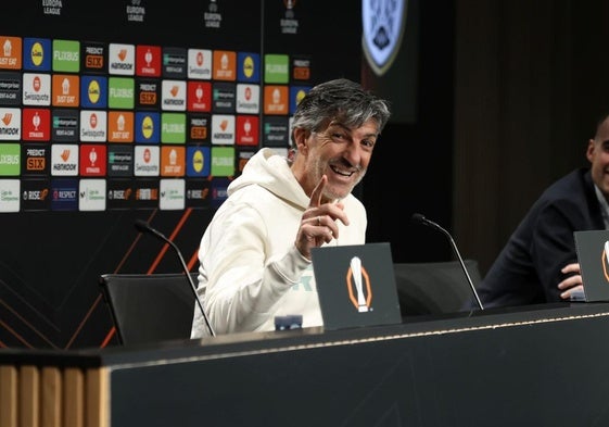 Imanol Alguacil, mientras canta la canción 'No puedo vivir sin ti' de Coque Malla durante la rueda de prensa previa al Real Sociedad-PAOK.