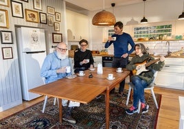 Elena Setién, con los miembros del trío de Chicago.