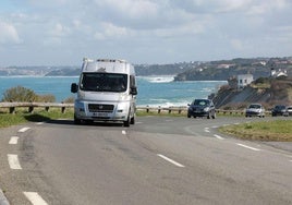 Vehículos circulan por la carretera de la Corniche, incluída en la zona ZFE francesa.