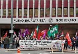 La concentración de este miércoles frente a la sede del Gobierno Vasco en San Sebastián.