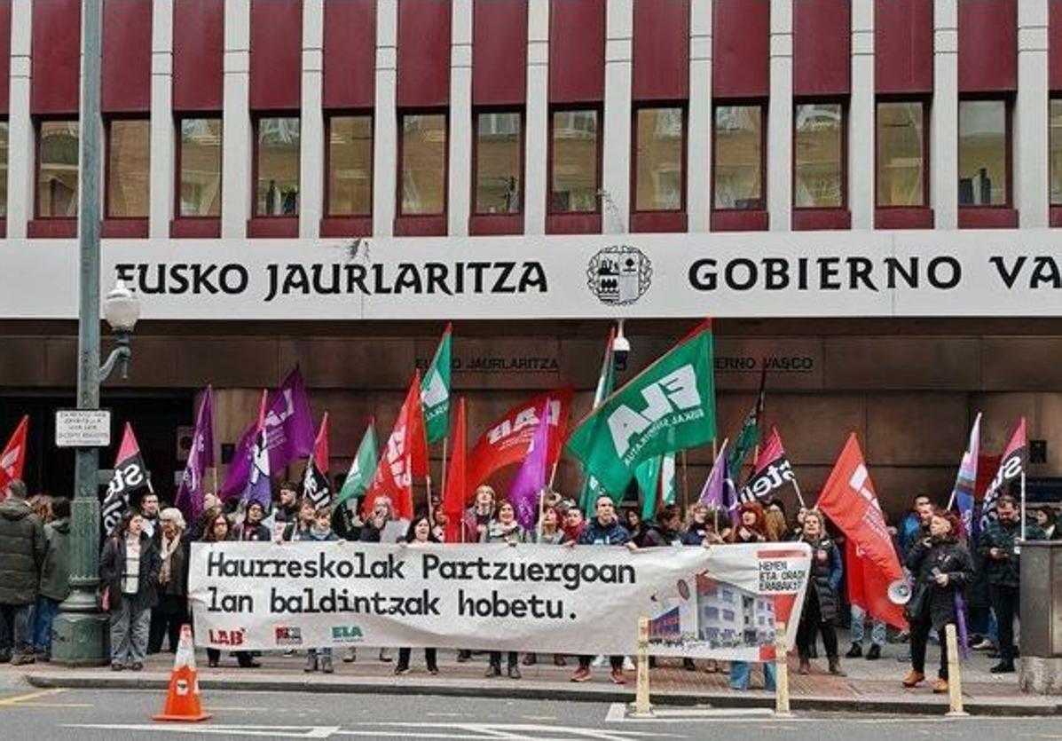 La concentración de este miércoles frente a la sede del Gobierno Vasco en San Sebastián.