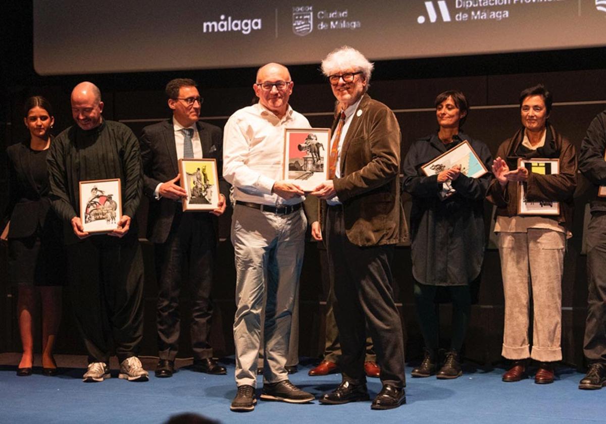 Jose Luis Rebordinos, director del Zinemaldia, recoge en Málaga la insignia cultural del como mejor actividad cultural del País Vasco.