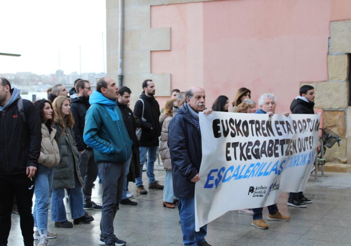 La concentración de los vecinos de Escalerillas ante el ayuntamiento.