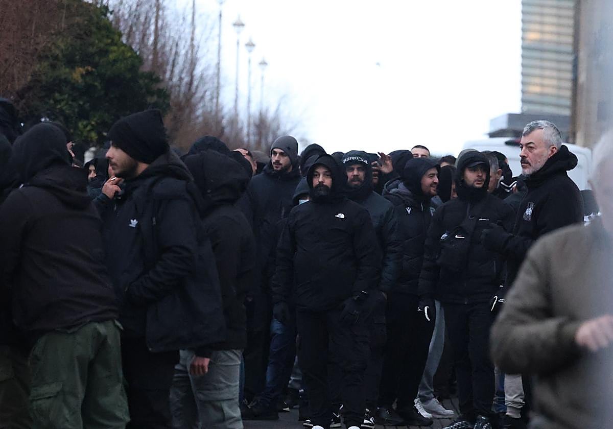 Así está siendo la kalejira de la afición del PAOK