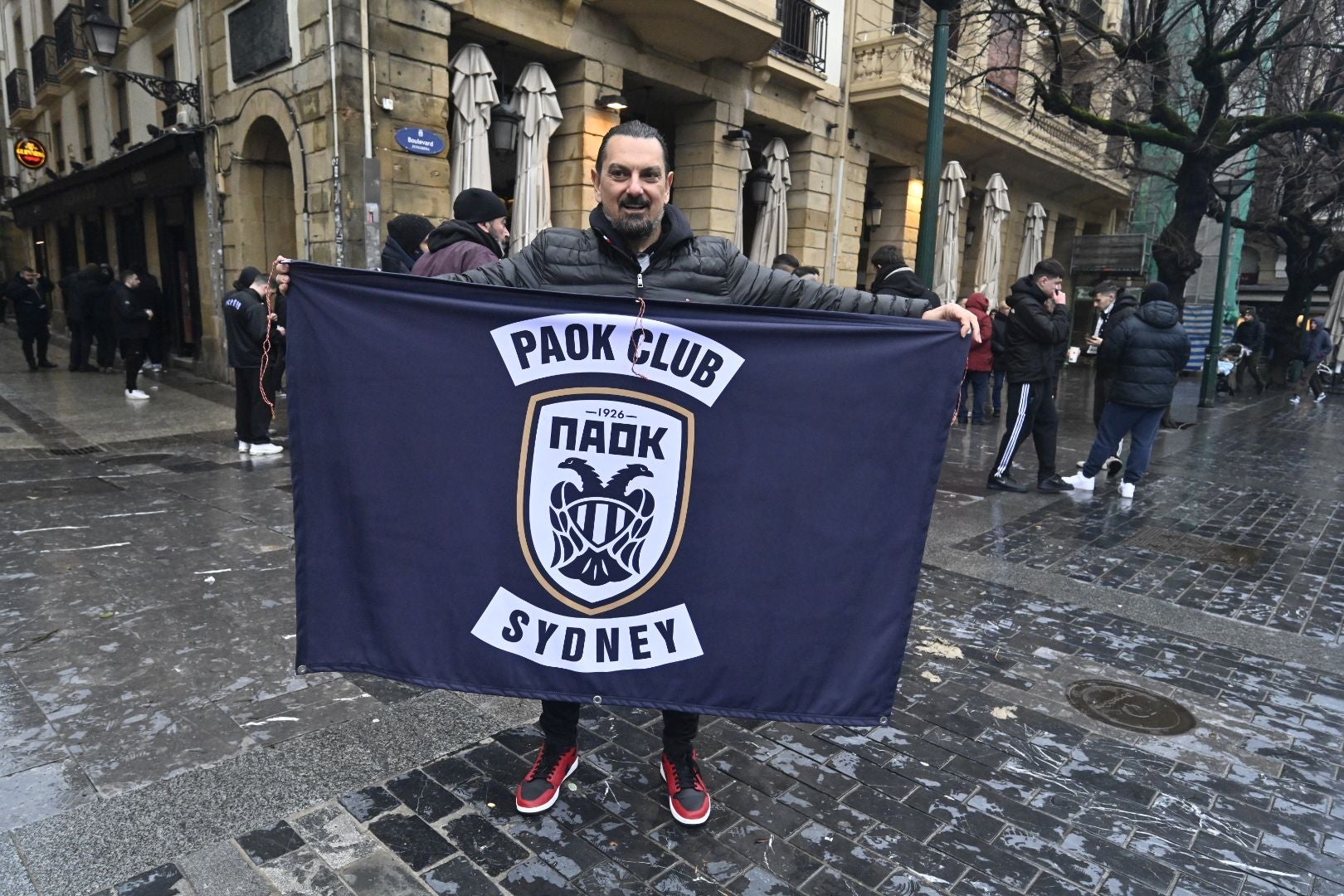 La afición del PAOK conoce Donostia en su estado puro