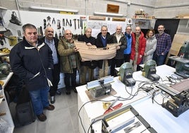 Modelistas y representantes del Aquarium, en la nueva sede del muelle.