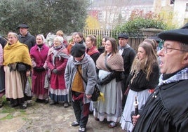 Un buen número de mujeres cantando en el caseríoa Axerikua de Musakola.