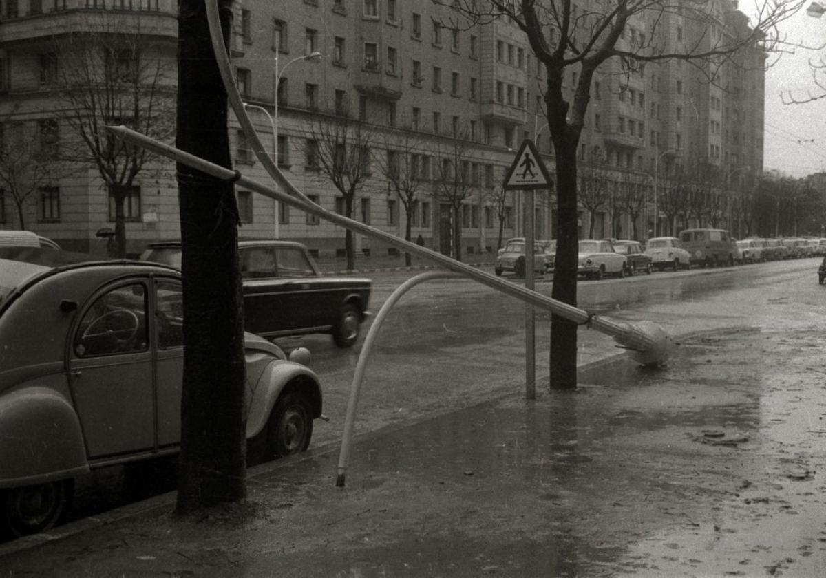 Tráfico, y una farola caída, en la avenida de Sancho el Sabio en 1967.