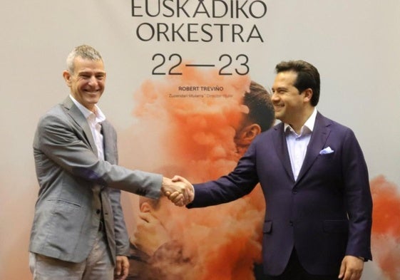 Equipo saliente. Oriol Roch y Robert Treviño se saludan en mayo de 2022 en la presentación de la temporada.